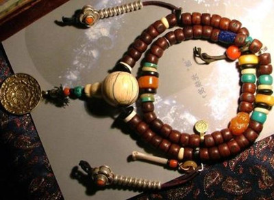 佛珠的组成有母珠,子珠,隔珠,弟子珠,记子留和一些饰物
